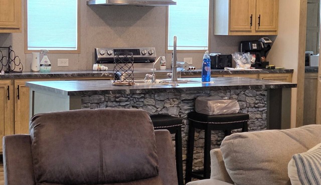 5-bedroom mobile home, 2 miles from America's Adventure Outdoor Park. Jay
