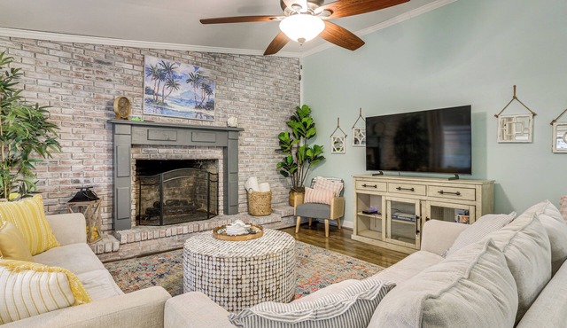 5 Mi to Historic Dtwn Beaufort: Family Gem w/Yard