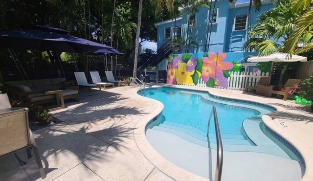 6 BR 6 BA Duval Street Suites free parking & pool in Key West