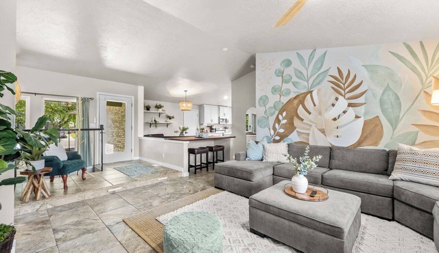 6BR Boise Getaway - Arcade - Bumper Pool - Fire Pit - Sleeps 15+