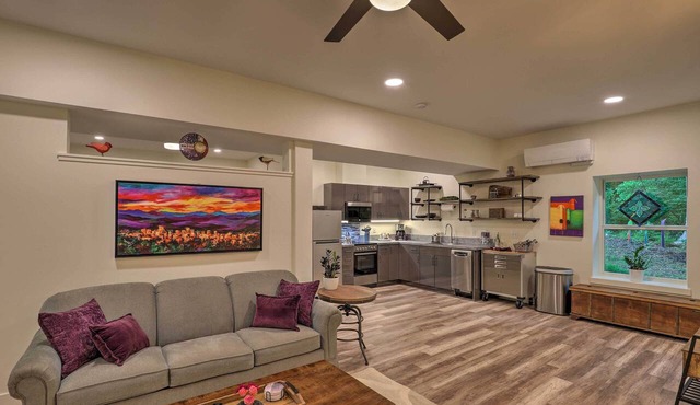 7 Mi to Dtwn Asheville: Apartment w/Patio
