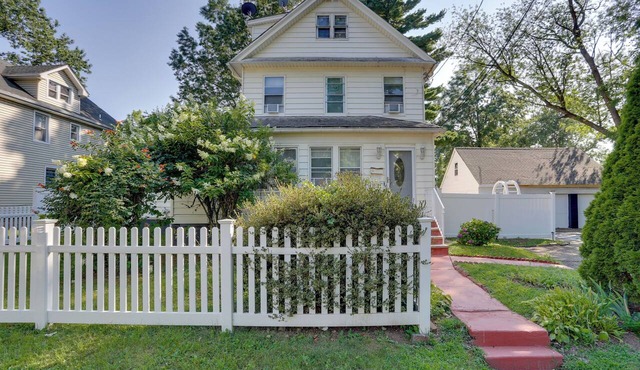 8 Mi to MetLife Stadium! Teaneck Retreat w/Yard in Teaneck