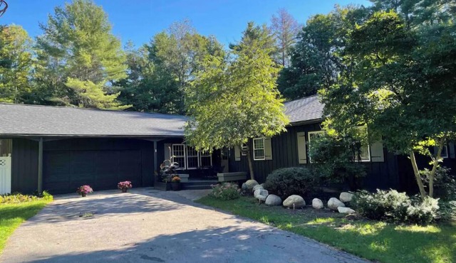 Adirondack 4bed 2bath Cottage close to the village with Hot Tub in Lake George