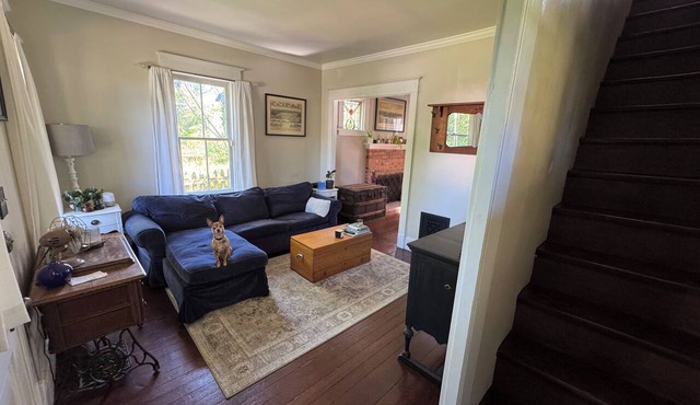Adorable 2-bedroom historic home, walk to downtown Snohomish, private yard