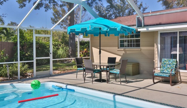 Adorable Beach Bungalow with privacy yet 10 minutes to many events