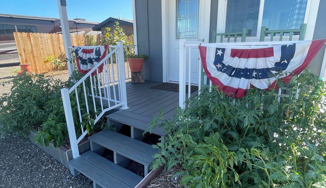 Adorable Tiny house on small farm, fresh eggs and seasonal produce daily . in Prescott Valley