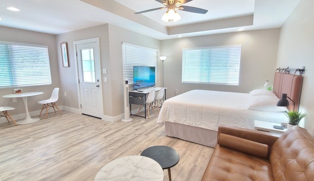 Air Conditioned! Cozy & Modern Style Studio King Bed Free Laundry