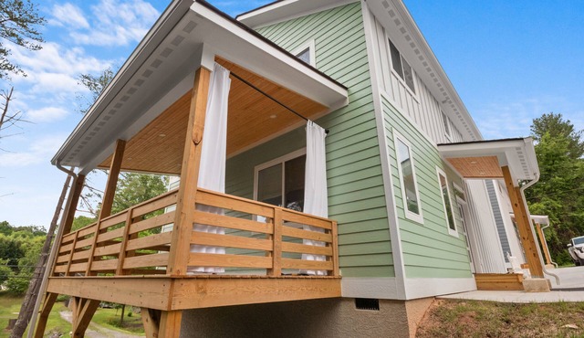 Airy & Stylish New Build, 4 Bedrooms, 3.5 Bathrooms, Central to all of Asheville