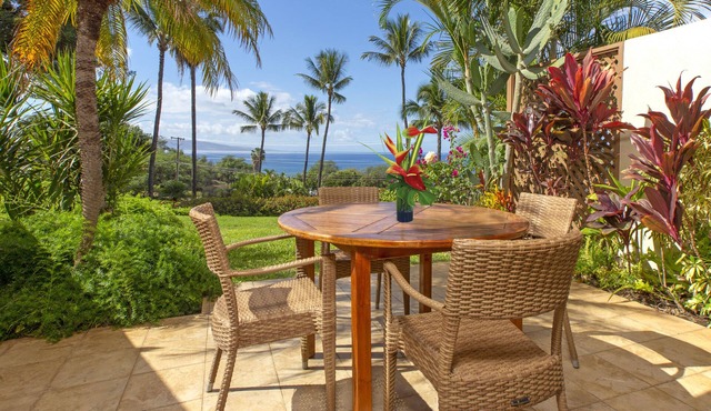 Amazing Front-Row Ocean View, Retractable Lanai Awning. Walk to Beaches & Shops