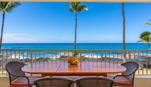 Available for IRONMAN! Oceanfront! 2nd Largest 2 bedroom! Sleeps 5 in beds! D18 in Kailua-Kona