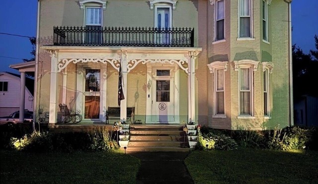 B&B, Book 1 or 2 of the bedrooms. Access to other areas available. in Dover