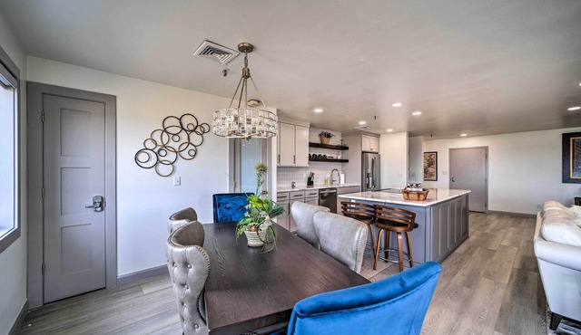 Balcony & Lake View: Modern Condo in Monkey Island