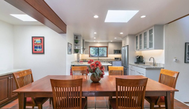 Basque Lodge- Ski Shuttle to Lifts- Pet Friendly- Gym and Pool Access in Truckee