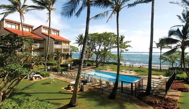 Beachfront 1-bedroom at resort with WiFi, AC in lovely Kapaʻa