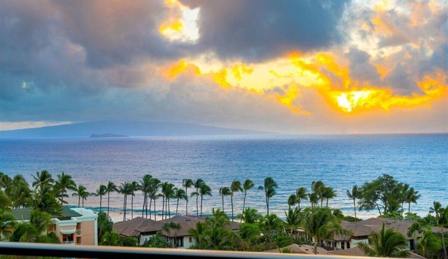 Beachfront penthouse w/panoramic ocean views and pool access