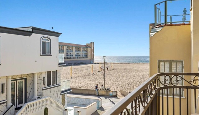 Beautiful Beachside Strand Home with Roof Deck-Casa Nuevo! in Hermosa Beach
