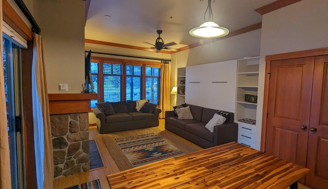 Beautiful End-Unit with Private Balcony and hot tub + pool. in Solitude