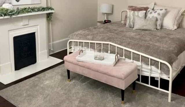 Beautiful historical 2 king BR suite on Main St. in Versailles