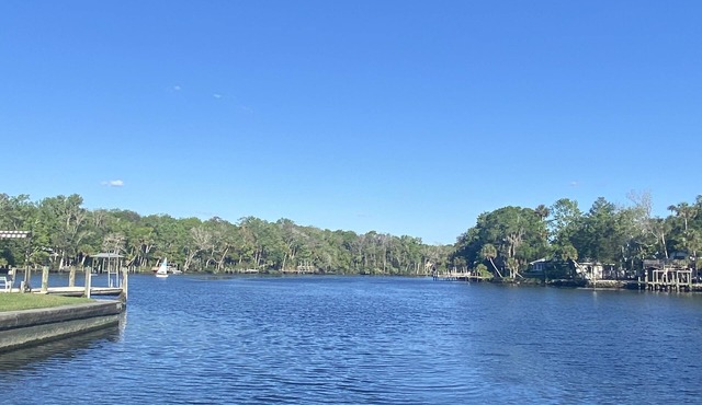 Beautiful waterfront home! 5 Kayaks provided, Ice Machine, Minutes to springs