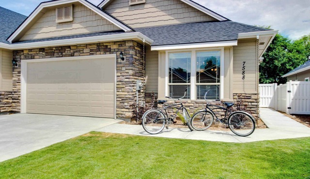 Boise Townhome Fenced Yard Patio & Fireplace