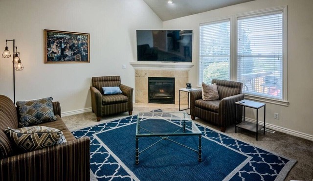 Bountiful Beacon - A Bright Townhome with Workspace, Garage & Loft in Bountiful