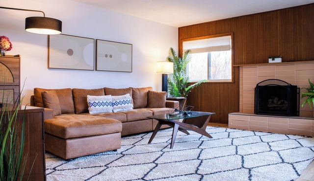Boutique style 1956-MCM home with hot tub in SE Boise!