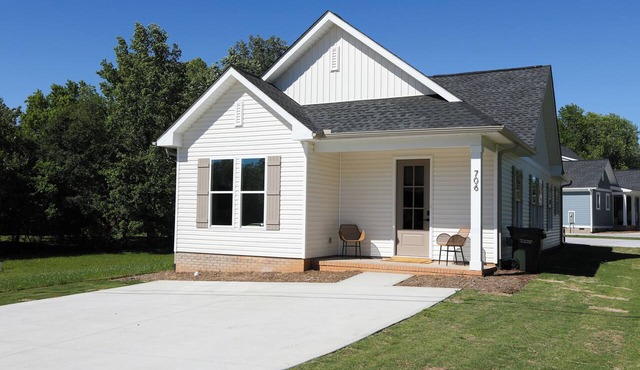 Brand new Lux 3 BR Downtown Gem! Pickleball/BB Ct in Greer