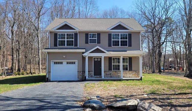 Brentwood Retreat — Your Pocono Getaway! in East Stroudsburg