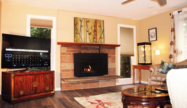 Bright 3-bedroom house with full kitchen, fenced yard and sports court