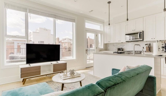 Bright Dupont Circle 2BR w/W/D, nr Restaurants & Bars, by Blueground in Washington
