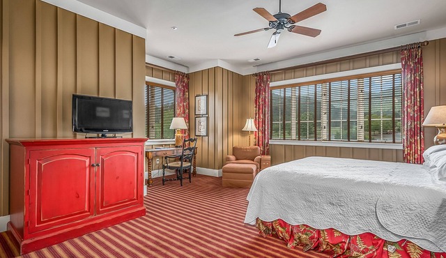 Bright's Creek Lodge - King Room- Near Tryon and TIEC & Hendersonville