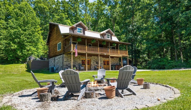 Brownstone Lodge – Private 55-Acre Retreat with Hot Tub & Fire Pit in Jeffersonville