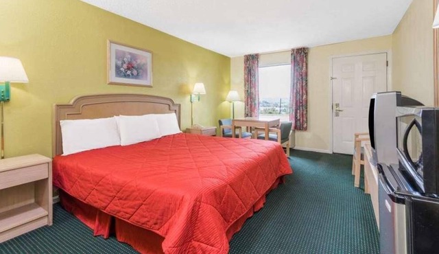 Budget-friendly Accommodation at Knights Inn Berea! Pets Allowed, Free Breakfast