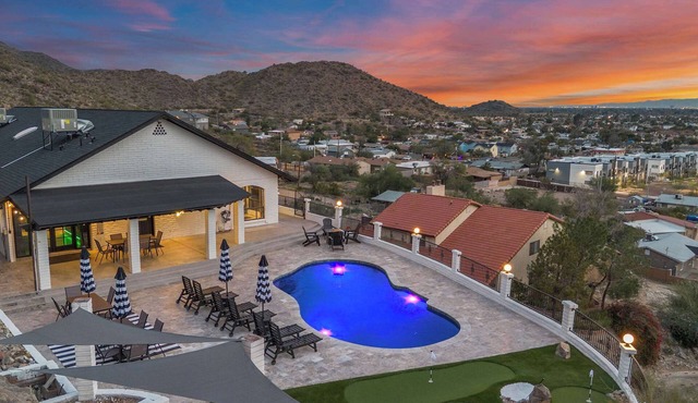 Built Into A Mountain - Heated Pool & Sports Lounge in Phoenix