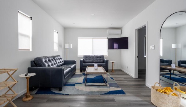 Bungalow w Free Parking 4 min from SoFi, 8min from airport in Los Angeles
