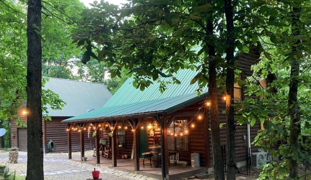 CABIN IN THE WOODS - Quiet, secluded yet close to activities! in Kansas