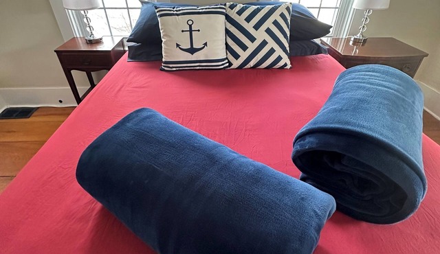Captain's 2BR. Authenticity. Value, Near everything. Yard. Treehouse. No fees. in Bath