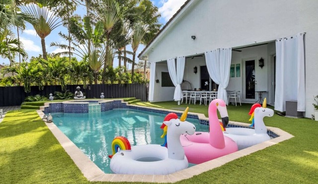 Casa Asaka | Waterfront | Pool | Paradise in Hollywood