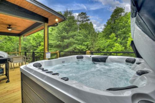 Casa Moderne - Cozy modern vibes plus a hot tub in Blue Ridge