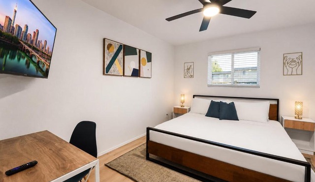 Central Hyde Park 2BR king suites close to UT, Moody Center, DT in Austin