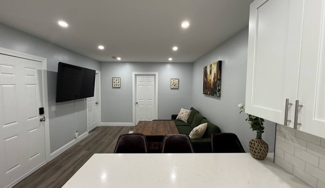 Charming 2-bed Apt.Short Walk to Liberty State Park and Train! 20 Min to NYC
