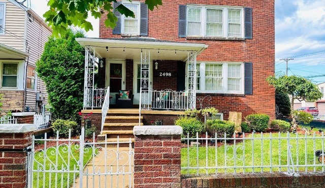 Charming 2-bedroom house in enchanting Niagara Falls NY with AC, WiFi in Niagara Falls
