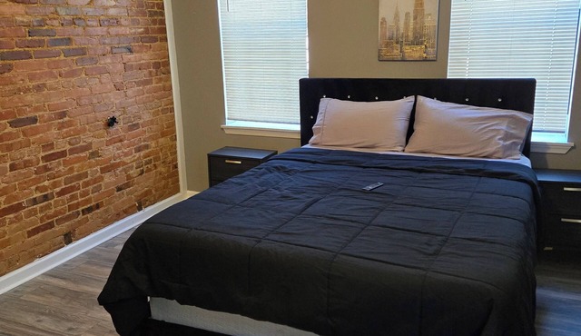 Charming 2-bedroom apartment in beautiful Charles Village with AC, WiFi. in Baltimore
