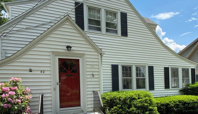 Charming 2-bedroom house w AC in West Jamestown close to Chautauqua Lake.