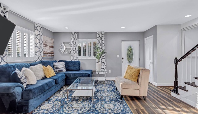 Charming 3-bedroom townhome w/free parking in Washington/Oasis outdoor fam-fri in Washington