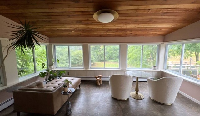 Charming 5- bedroom farmhouse in awesome East Aurora
