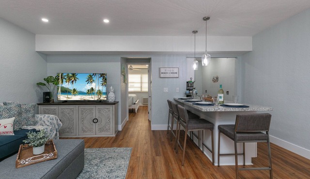 Charming beachfront condo 70 steps to Hollywood Beach, pool & free parking! in Hollywood