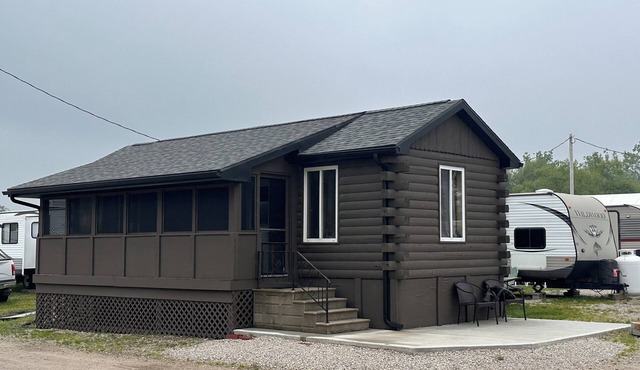 Charming cabin At Magee East Marina & Campground in Oak Harbor