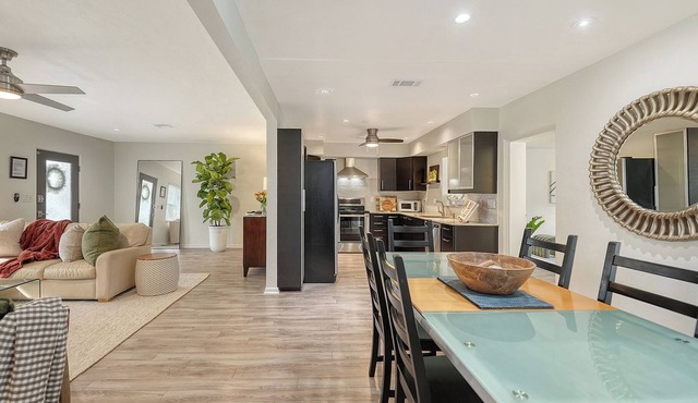 ❤️ Charming Coastal Pool Home - 1 Mile to Siesta Key - Relax & Unwind in Sarasota