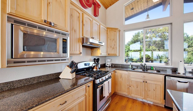 Charming Home with Private Hot Tub and Spectacular Ocean Views in Albion